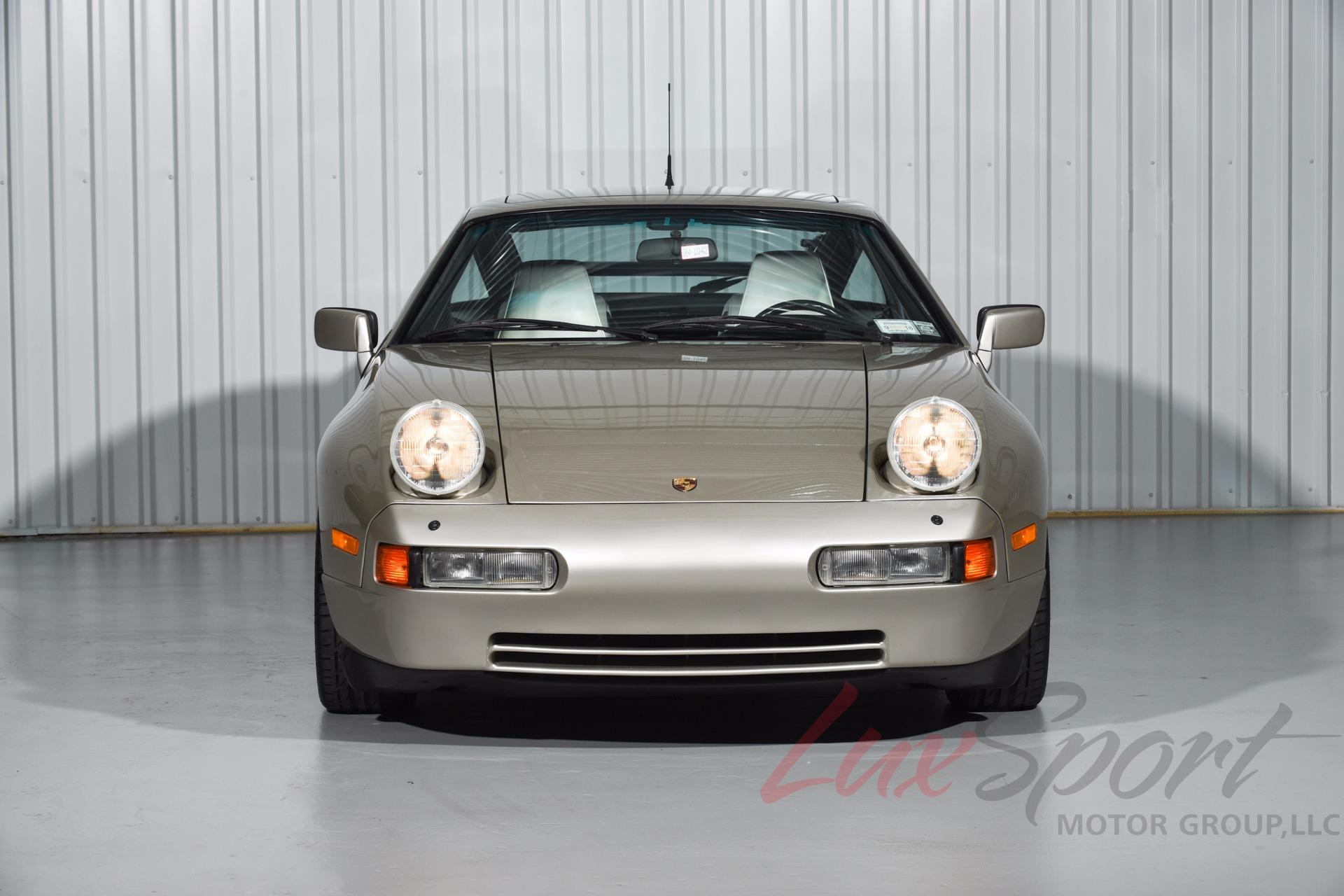 トップス 90supremestreethiphoplevistussychampion This Is The Only Factory 1989 Porsche 928 GT 'Slantnose